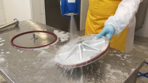 Sosis üretimi için deterjan makinesi parçalarının temizlenmesi. — Stok video