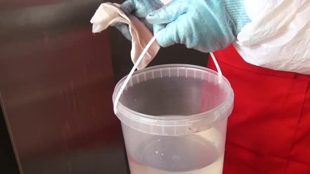 Applicering av desinfektionsmedel på väggar av kylskåp och rengör den. — Stockvideo