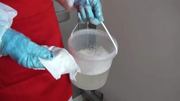 La aplicación de desinfectantes en las paredes del refrigerador y limpiarlo . — Vídeos de Stock