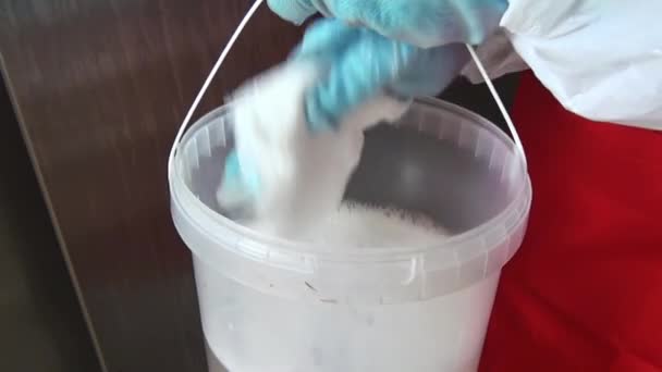 A aplicação de desinfetantes nas paredes do refrigerador e limpá-lo . — Vídeo de Stock