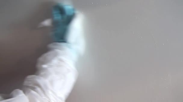 A aplicação de desinfetantes nas paredes do refrigerador e limpá-lo . — Vídeo de Stock