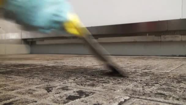 Удалить грязь с поверхности машины и ее обработки . — стоковое видео