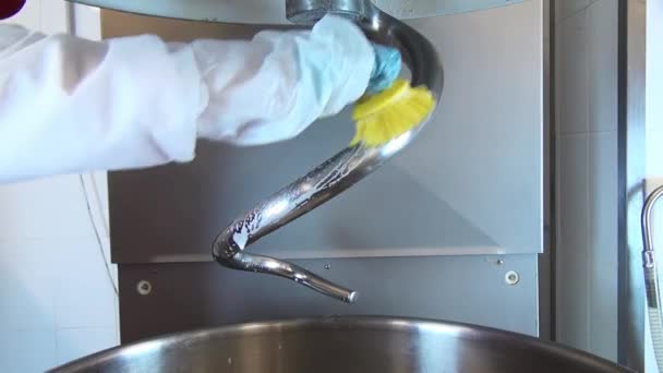 機械の表面とその処理から汚れを取り除く. — ストック動画