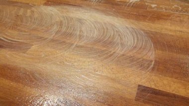 Ahşap masa sarı sıfırçasının temiz yüzeyleri ve açıları.