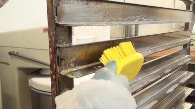 Raf sarısı fırçanın temiz yüzeyleri ve açıları.