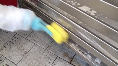 Raf sarısı fırçanın temiz yüzeyleri ve açıları.