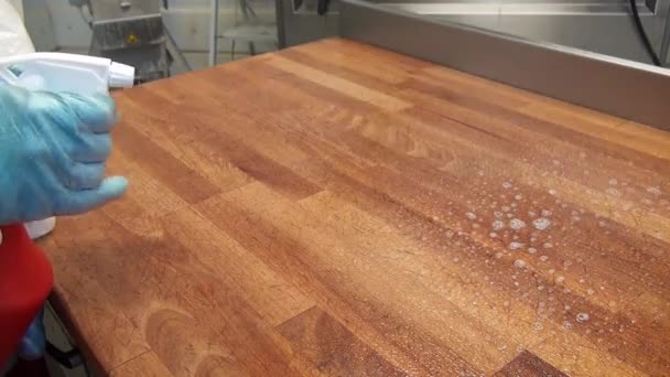 木製テーブルの表面への洗浄液の塗布. — ストック動画