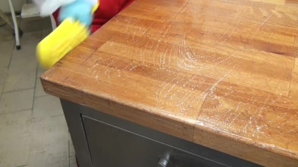 Schone oppervlakken en hoeken van een houten tafel gele borstel. — Stockvideo