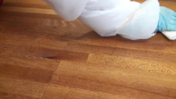 Nettoyer les surfaces et les angles d'une table en bois avec un chiffon humide . — Video