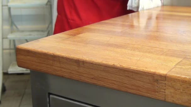 Čisté povrchy a úhly dřevěného stolu s vlhkým hadříkem. — Stock video