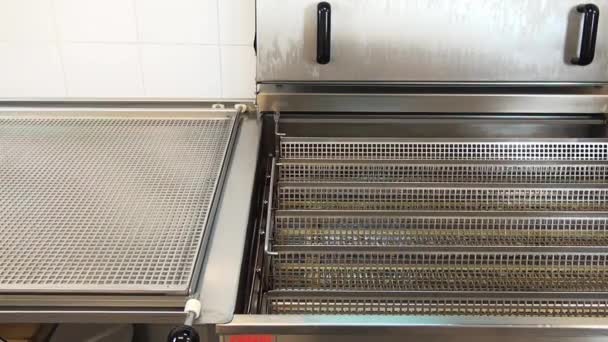 Schone oppervlakken van professionele friteuse. — Stockvideo