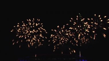 Gece gökyüzünde ve binalarda büyük şehirde güzel bir pyro gösterisi havai fişek.
