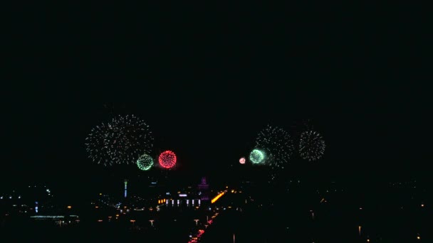 Un bellissimo spettacolo pirotecnico fuochi d'artificio nella grande città nel cielo notturno . — Video Stock