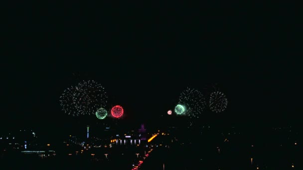 Um belo piro show fogos de artifício na grande cidade no céu noturno . — Vídeo de Stock