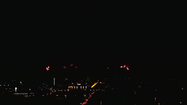 Sebuah pertunjukan kembang api pyro yang indah di kota besar di langit malam . — Stok Video