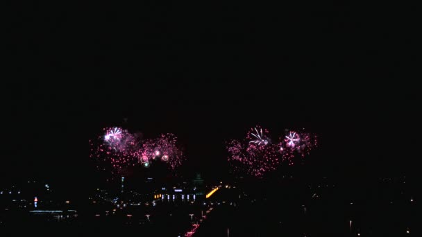 Ein schönes Pyro-Show-Feuerwerk in der Großstadt am Nachthimmel. — Stockvideo