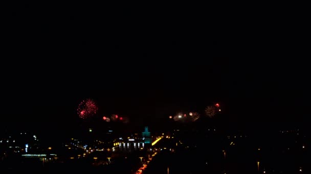 Nádherná pyroro show ve velkém městě na noční obloze. — Stock video