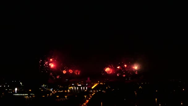 Egy gyönyörű Pyro show tűzijáték a nagyvárosban az éjszakai égbolton. — Stock videók