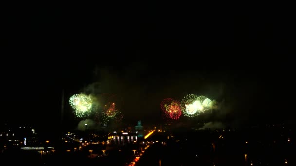 Un hermoso espectáculo de pirotecnia fuegos artificiales en la gran ciudad en el cielo nocturno . — Vídeos de Stock