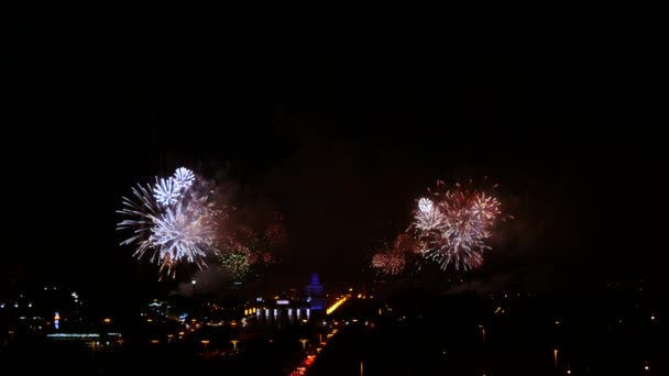 Egy gyönyörű Pyro show tűzijáték a nagyvárosban az éjszakai égbolton. — Stock videók