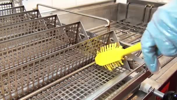 Schoonmaak container friteuse. — Stockvideo