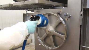 Deterjan et için testere üzerinde uygulanması.