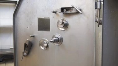 Öğütücünün içini temizleme.