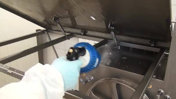 Aplicación de detergente en la sierra para la carne . — Vídeos de Stock