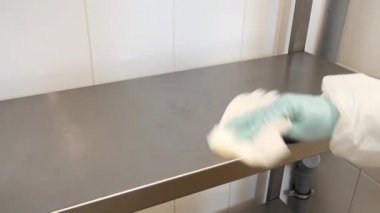 Raf kimyasallarını temizleme.