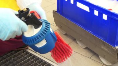 Gıda endüstrisinde fırçaların temizlenmesi.