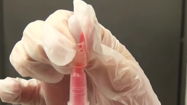 Tubes d'échantillonnage sur la saleté et les bactéries . — Video