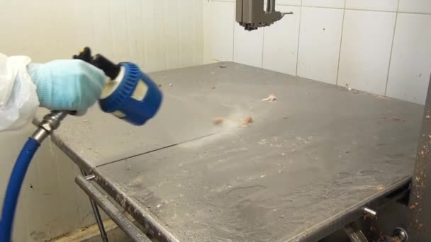 Очистка остатков моющего средства от мяса . — стоковое видео