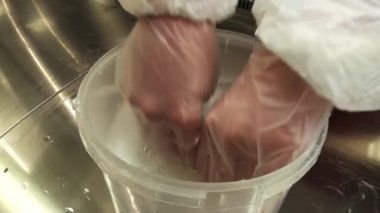 Wetting of the cleaning cloth in the wash liquor.