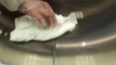 Ayakkabı süpermarket raflarında nemli bir bezle.