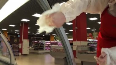 Ayakkabı süpermarket raflarında nemli bir bezle.