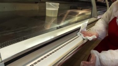 Ayakkabı süpermarket raflarında nemli bir bezle.