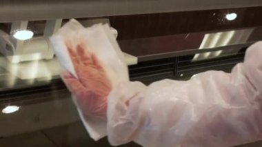 Bir süpermarkette cam pencere Temizleme.