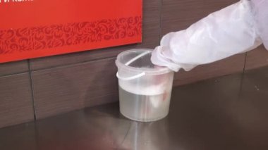 Wetting of the cleaning cloth in the wash liquor.