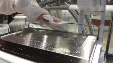 Süpermarkette terazi yüzeyinin temizlenmesi.