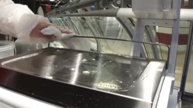 Süpermarkette terazi yüzeyinin temizlenmesi.