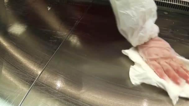 Rayonnages de supermarché de chaussures avec un chiffon humide . — Video