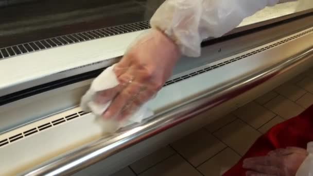 Estantes del supermercado de zapatos con un paño húmedo . — Vídeos de Stock