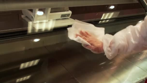 Janelas de vidro de limpeza em um supermercado . — Vídeo de Stock