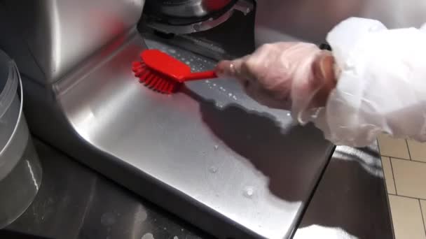 Limpar o cortador dos restos de alimentos . — Vídeo de Stock