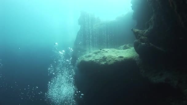 Burbujas de aire en aumento bajo el agua . — Vídeo de stock