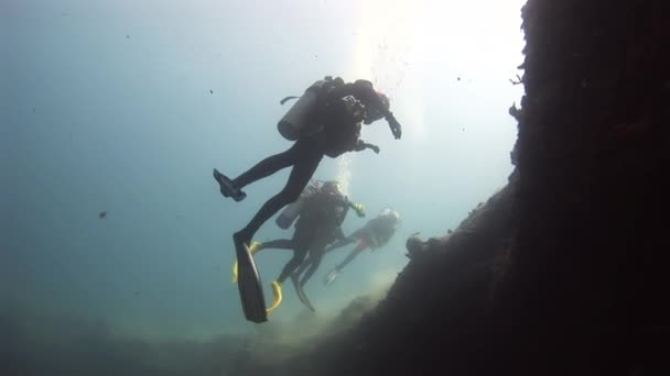 Subacquei oltre il bordo della barriera corallina e al sole . — Video Stock