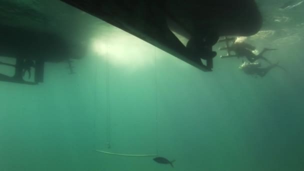 일의 배경에 물에서 보트의 바닥. — 비디오