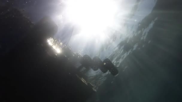 水面上背景的太阳船的底部. — 图库视频影像