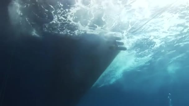 Bodem van boot uit water op achtergrond van zon. — Stockvideo