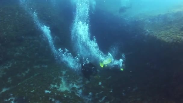 Underwater drift genom luftbubblorna. — Stockvideo